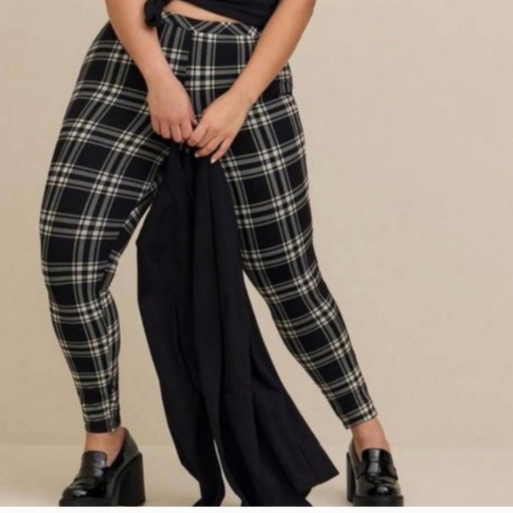 Torrid Plaid Black And Cream Leggings Sz 1